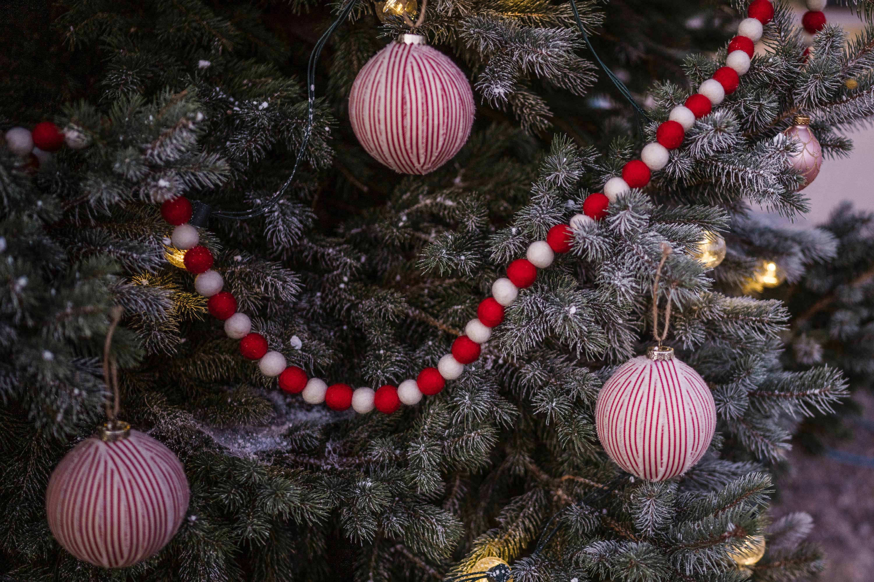 Joy Felts - Vente Fanion/guirlande - Guirlande de boules en laine rouge et blanche8
