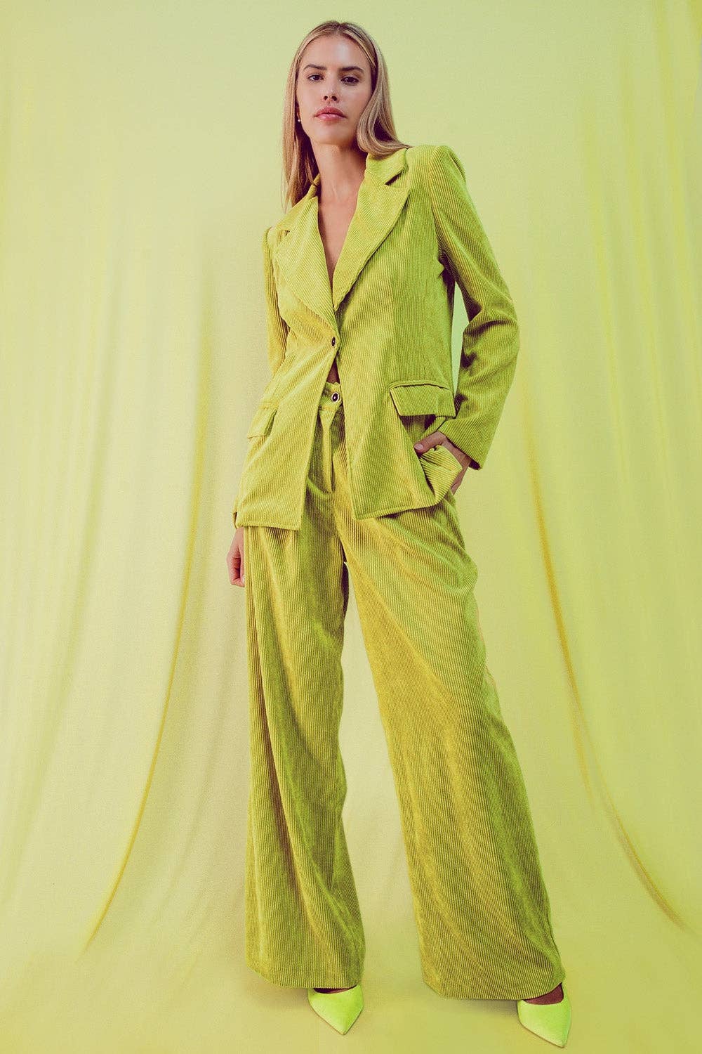 grün Blazer aus weichem Cord in Limettengrün mit Vintage-Knöpfen für den Großhandel auf Faire4