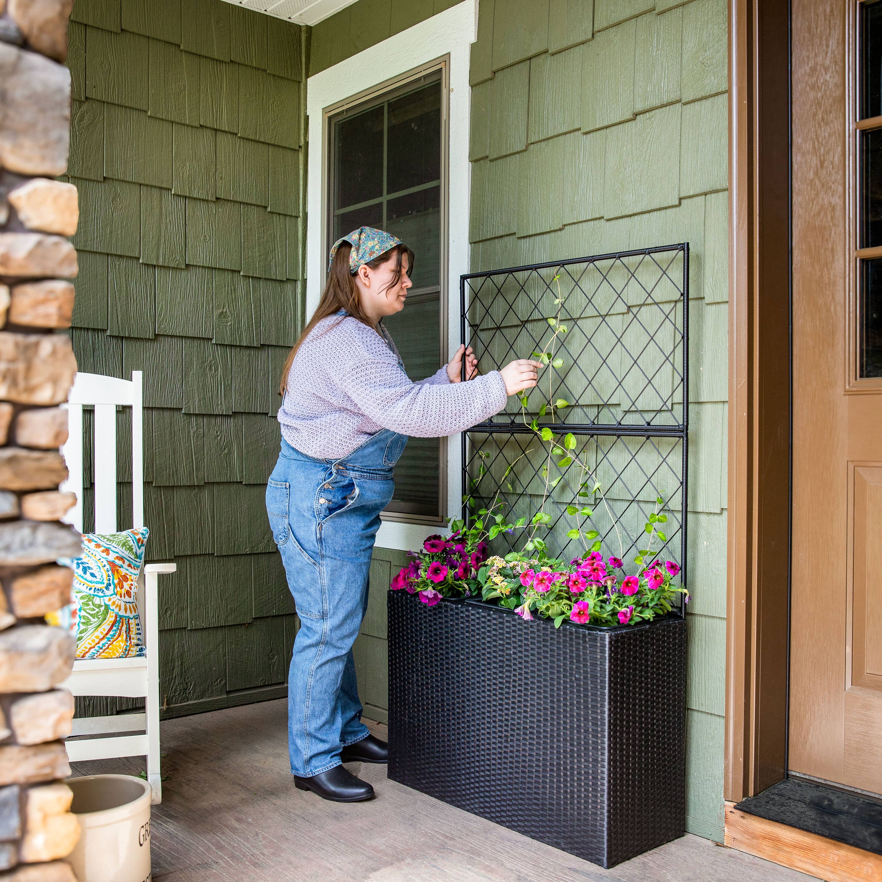Sunnydaze Decor - Wholesale Plant Pot - 3-Section Wicker Planter Box with Trellis - Black7