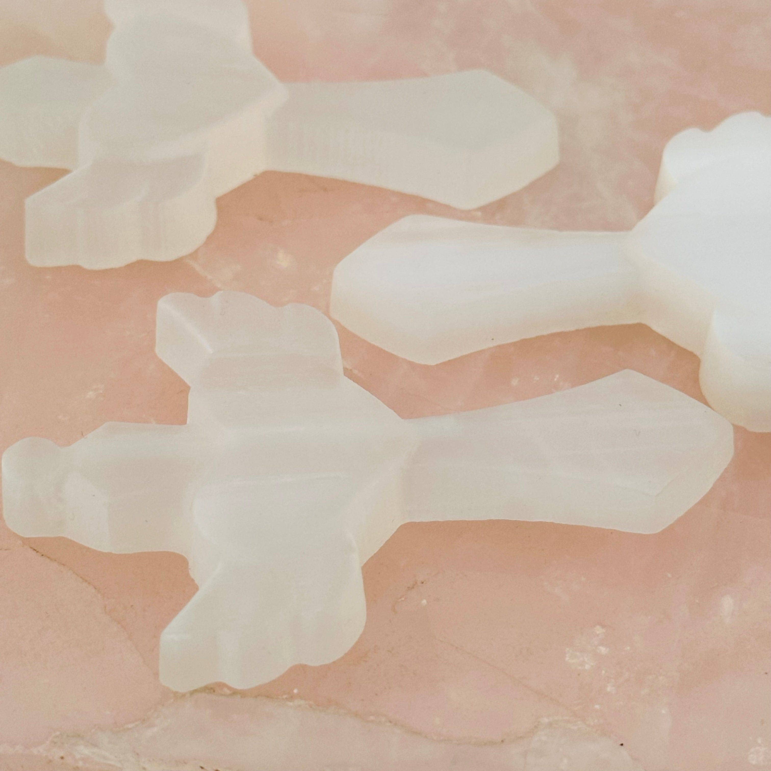 Rock Paradise – wholesale Andlig sten/kristall – Selenitkristallhjärta med vingar på kors4