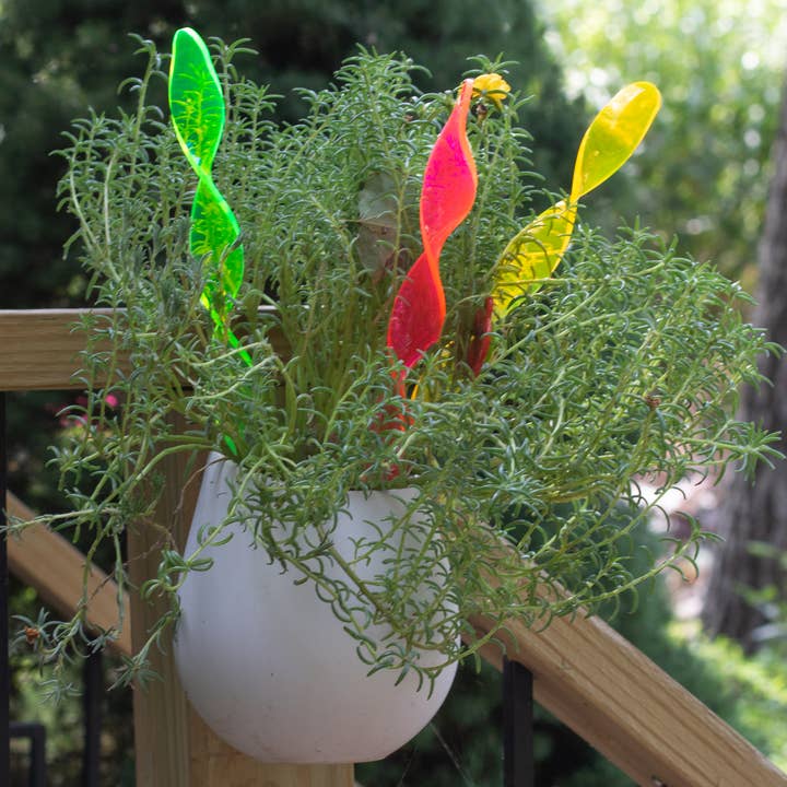 The Colored Petal - Wholesale Garden/Lawn Stake - Suncatcher rainbow acrylic stakes - Twisty stake