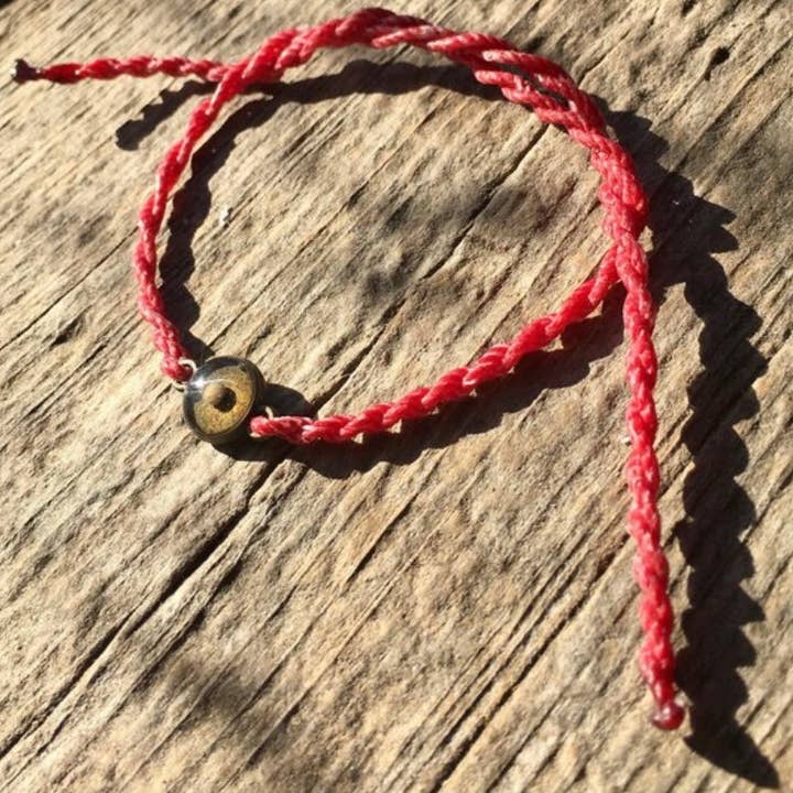 Krawattenarmband Faith in Rot mit Senfkörnern für den Großhandel von The Tiny Twig