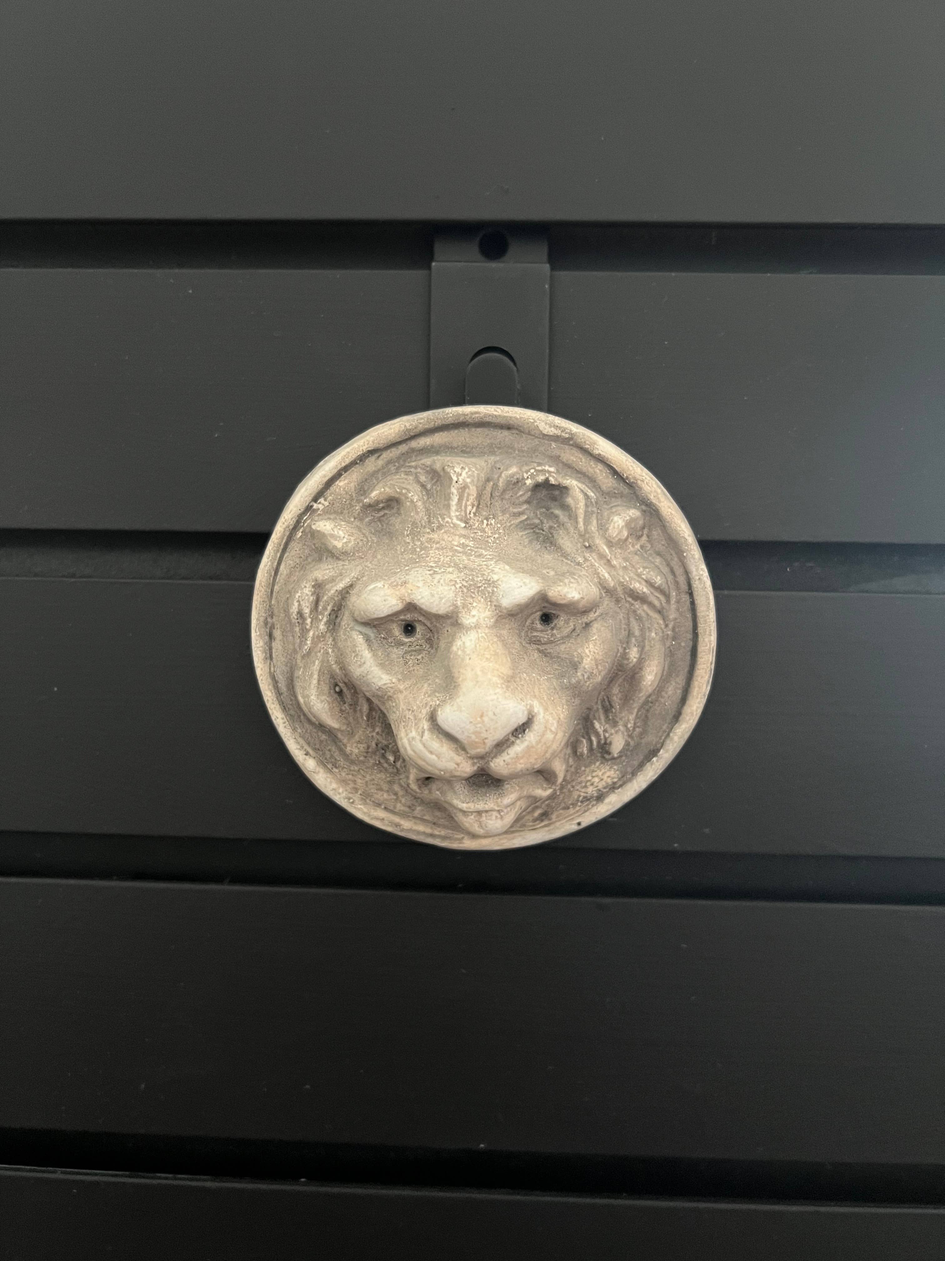 Masterpiece Studio - Wholesale Plaque - Small Round Lion Medallion Wall Plaque (PL11)