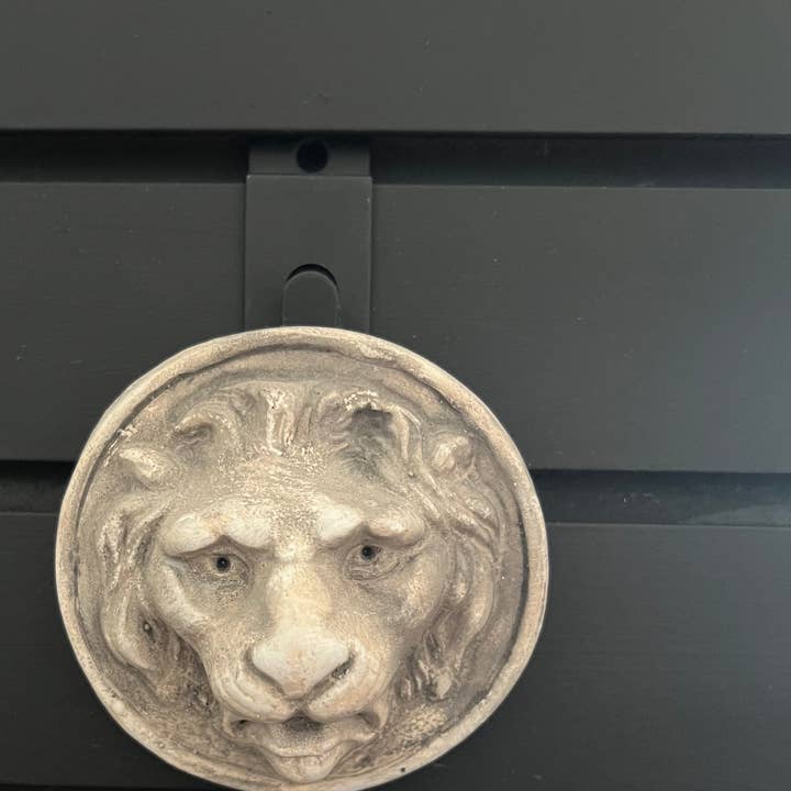Masterpiece Studio - Wholesale Plaque - Small Round Lion Medallion Wall Plaque (PL11)0