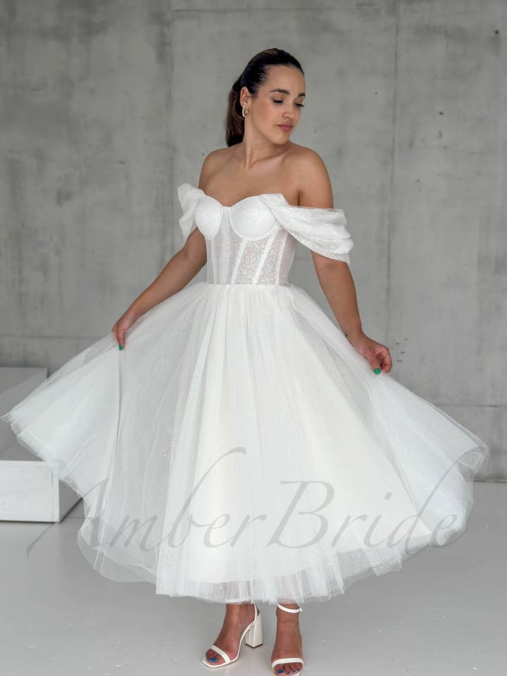 Abito corto in tulle scintillante con spalle scoperte e chiusura con lacci per la vendita all'ingrosso da parte di Amber Commerce Group, MB