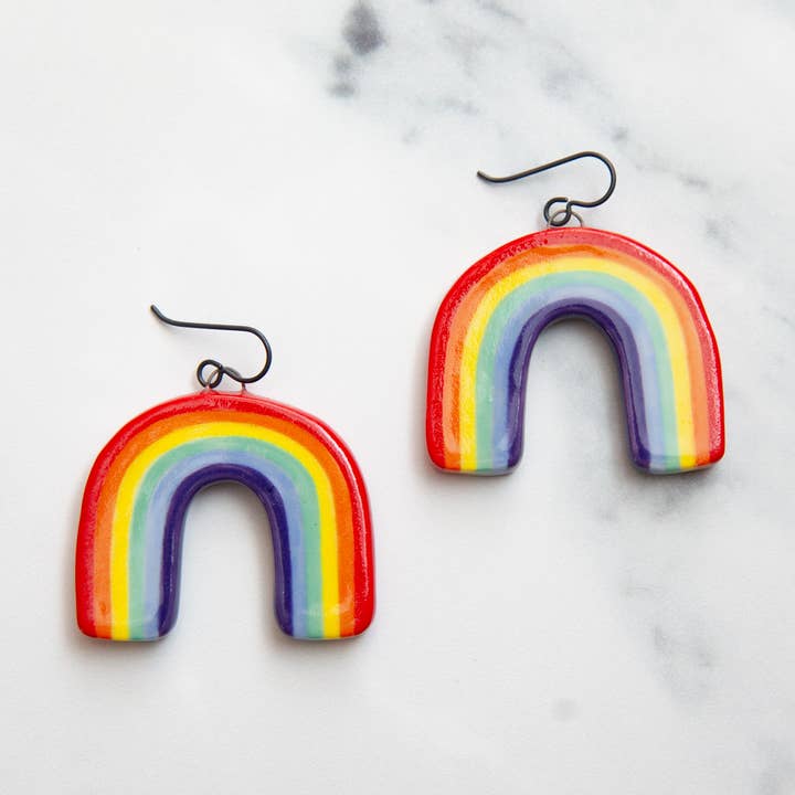 Orecchini arcobaleno, orecchini pendenti in ceramica dipinti a mano per la vendita all'ingrosso da parte di Melike Carr