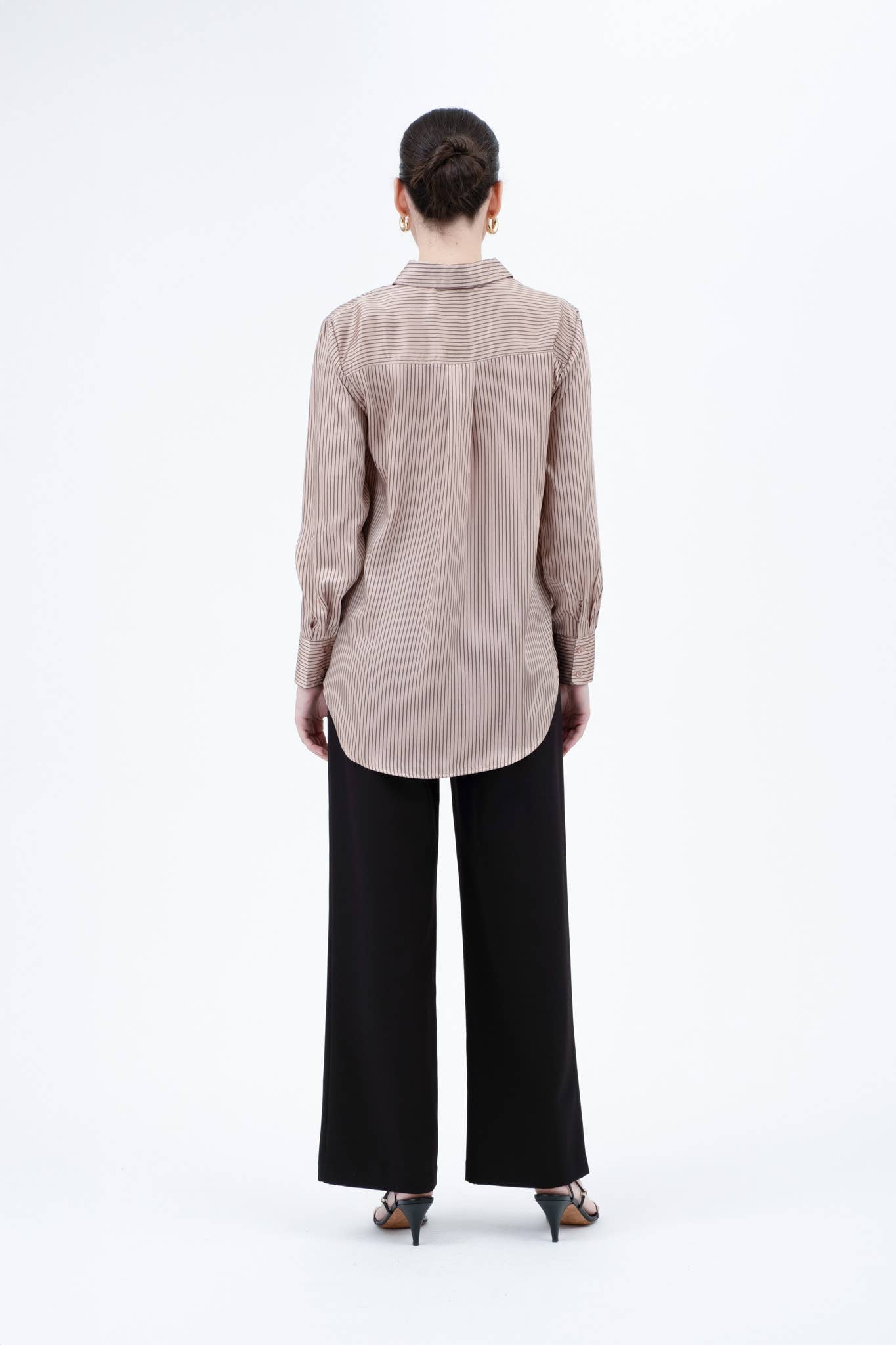 The Workshop Studio - Vente Chemisier – femme - CHEMISIER SATINÉ À MANCHES LONGUES À RAYURES FINES AVEC BOUTONS5