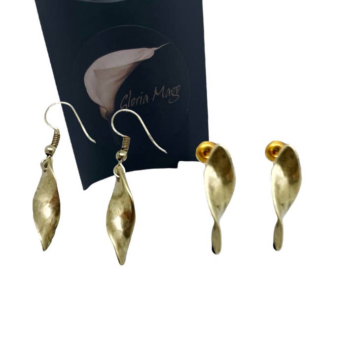 Set of 2 pairs of helix-shaped earrings in golden zamak and other Purchase Wholesale zaini comix. Free Returns & Net 60 Terms on Faire trending on Faire.