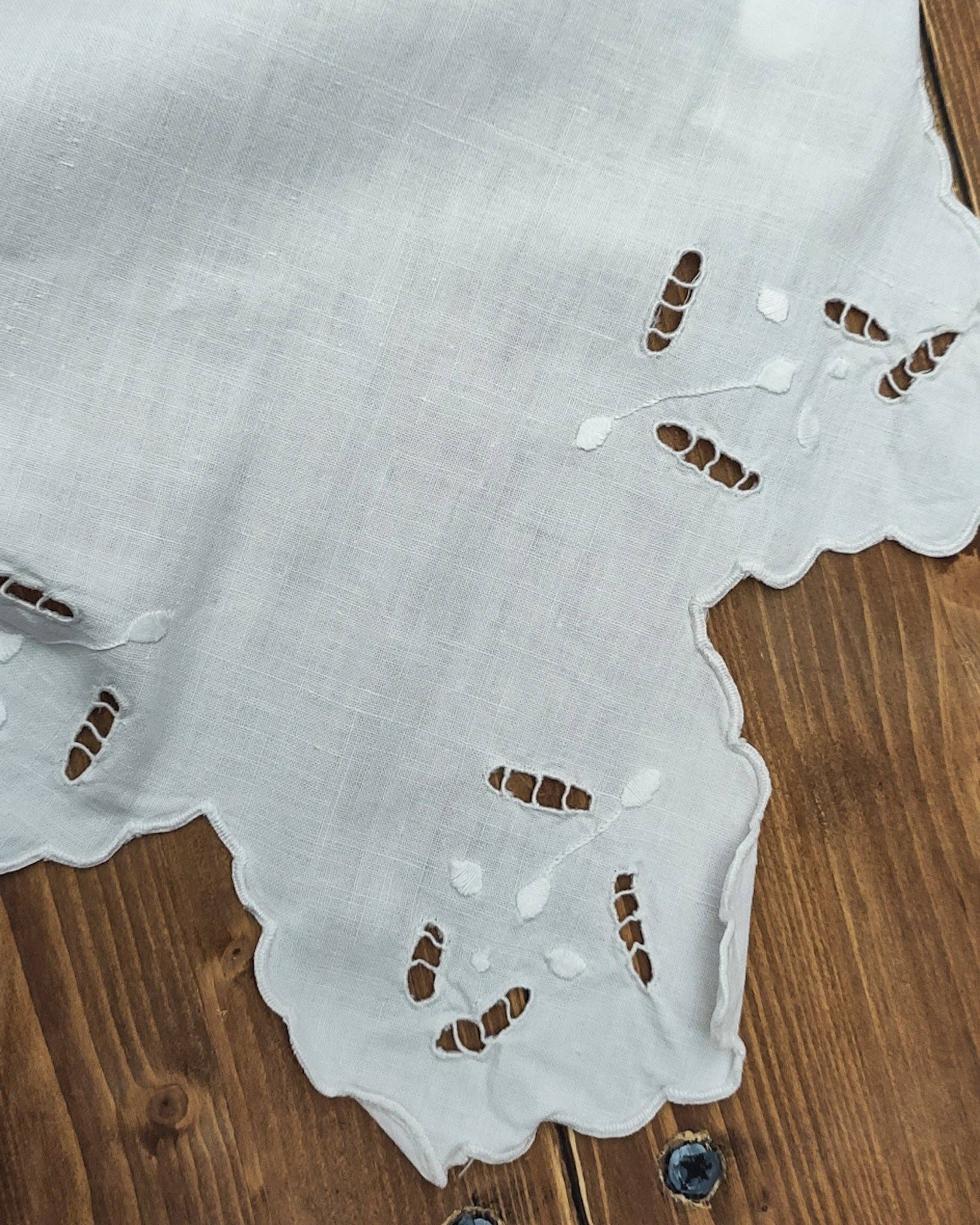 Heyfoo - Venta al por mayor Conjunto de ropa de cama - Sábanas dobles de lino blanco con bordado DN y fundas de almohada1