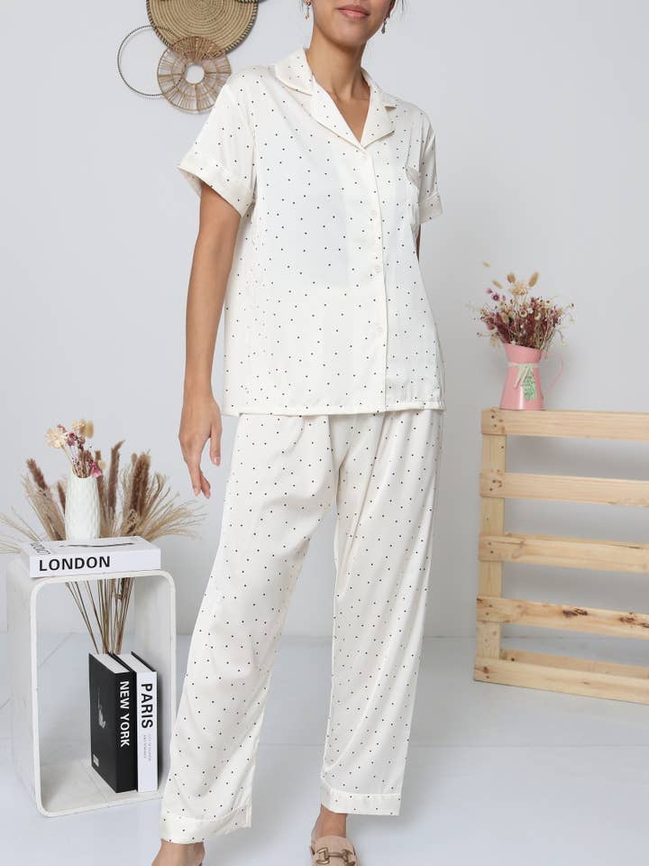 Pyjamassæt i satin med polkaprikker / N46508 for engroshandel hos Belle Com'Elle