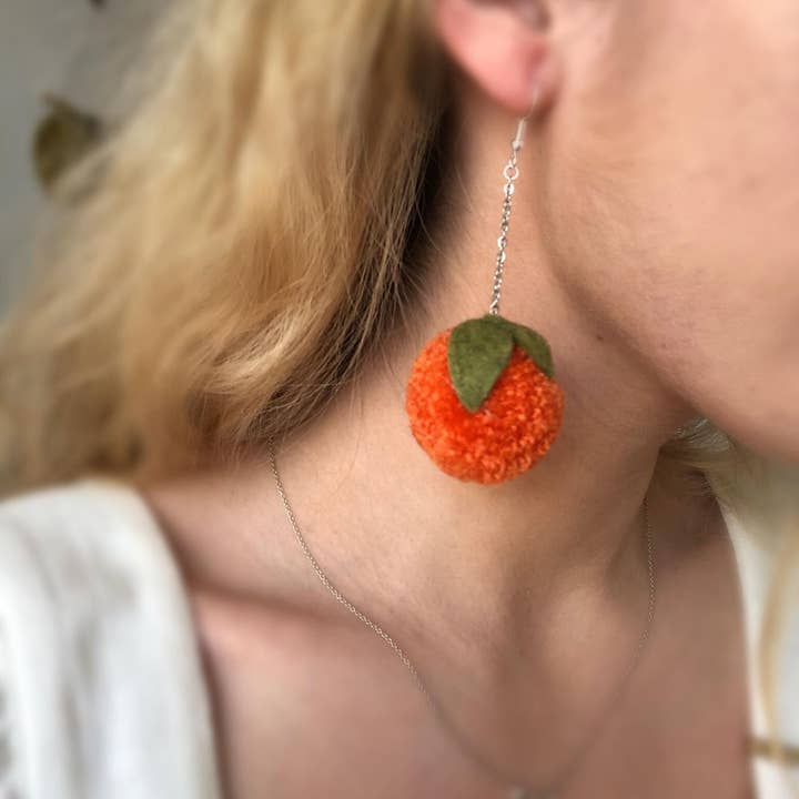 Knit&Knot Designs - Venta al por mayor Pendientes colgantes - Pendientes con pompones de color naranja, llamativos pendientes colgantes, orejas de verano