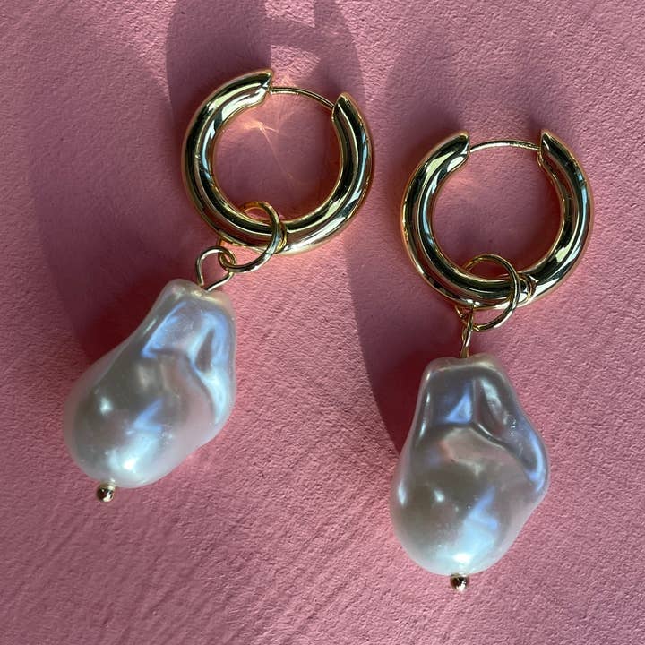 Créoles Pantha Pearl - Doré et Perle pour la vente par Emeldo