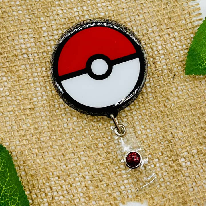 Pokeball Glitter Badge Reel for engroshandel hos Velaris Wood and Vinyl