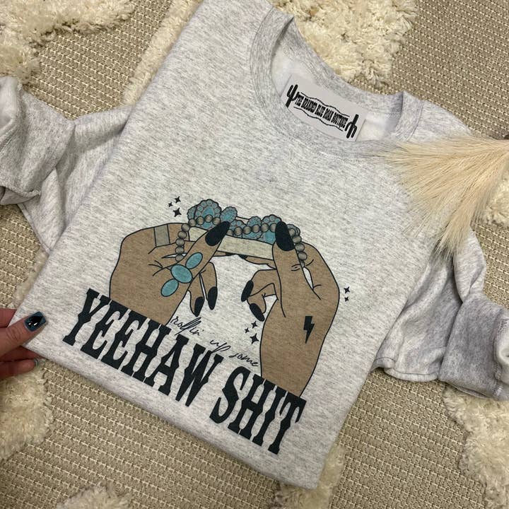 Stiamo raccogliendo un po' di Western Graphic di successo di Yeehaw $ per la vendita all'ingrosso da parte di The Branded Blue Roan