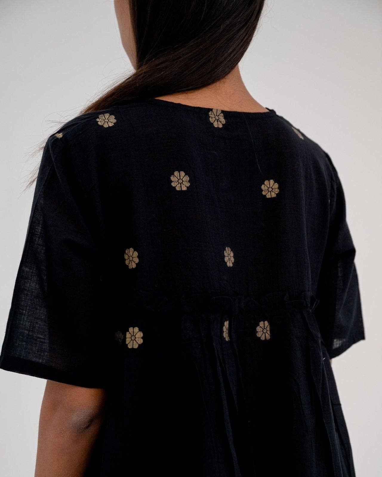 Thuli – Engroshandel Kjole - Dame – Sort håndvævet minikjole - Blomstret feriekjole - Brooklyn baby2