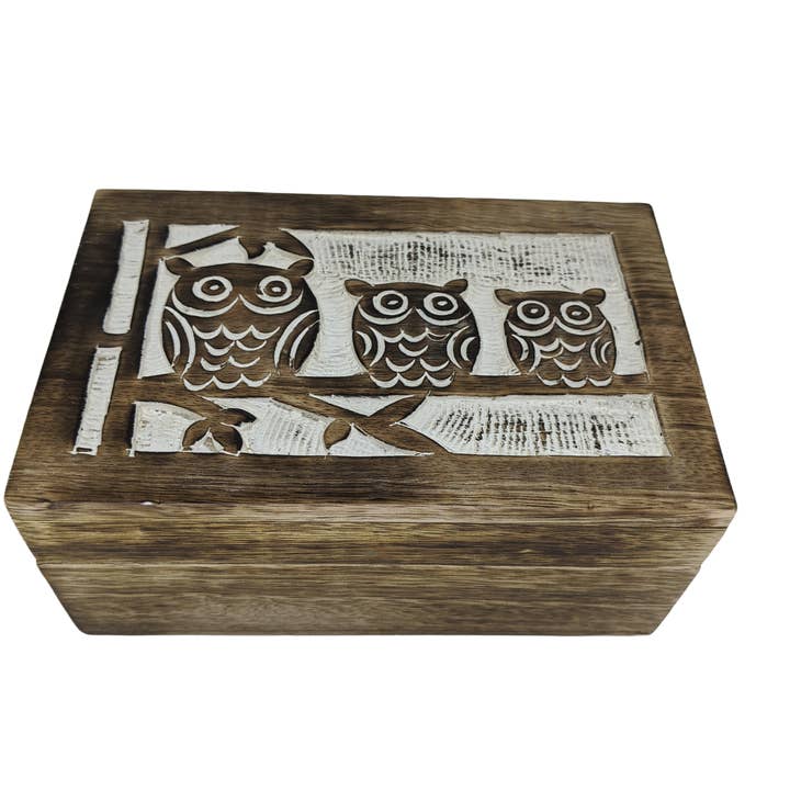 Boîte en bois blanchi à la chaux Three Wise Owl pour la vente par Hopes Unlimited