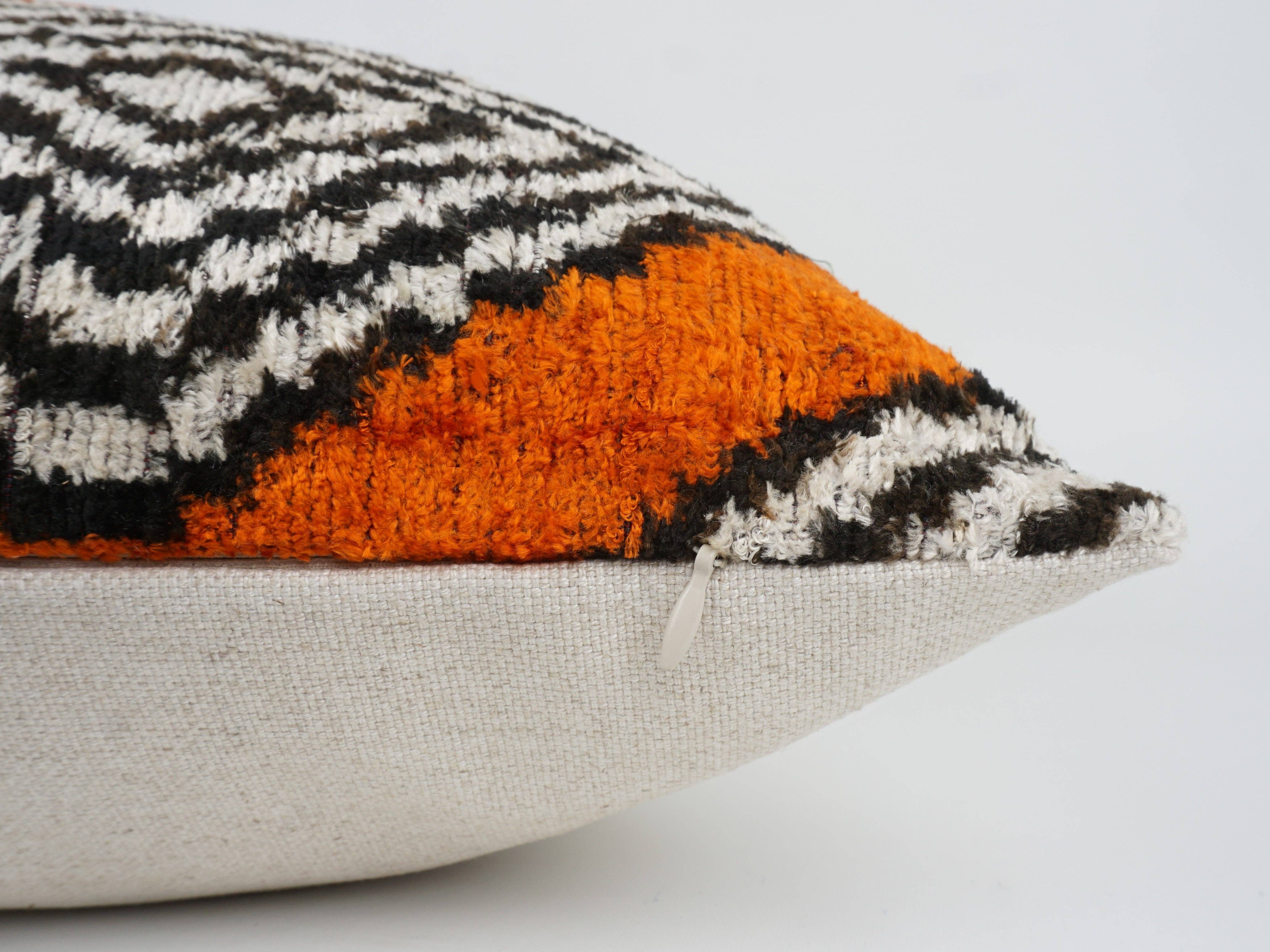 MD Home – wholesale Prydnadskuddfodral – HANDGJORD IKAT SILKE/SAMMET KUDDFODRAL 24"x24"3