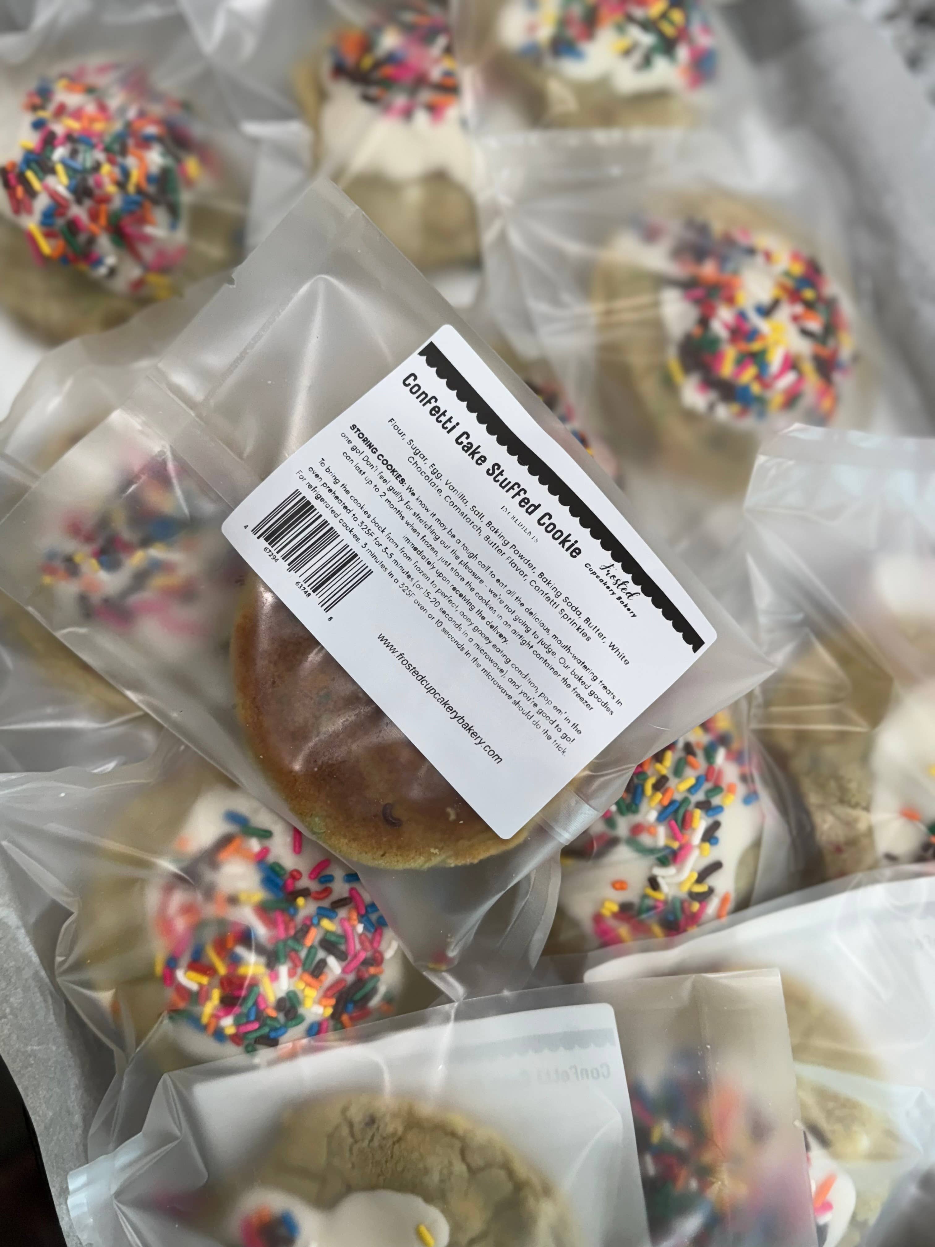 Frosted Cupcakery Bakery - Vendita all'ingrosso Biscotti - Biscotti farciti gusto torta di compleanno2