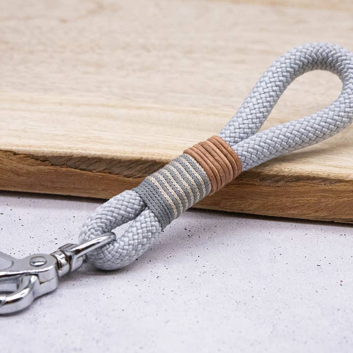 Porte-clés Nude Twist Dew en argent pour la vente par FOR LOVELY DOGS / Linda Jansen