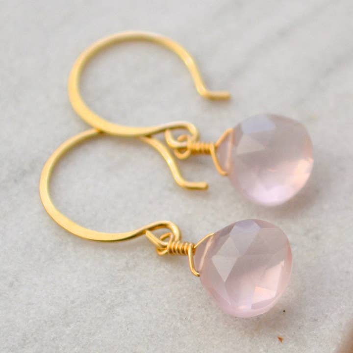 Vie en Rose Örhängen - rodna rosa rosenkvarts ädelsten droppe örhängen för wholesale av Foamy Wader