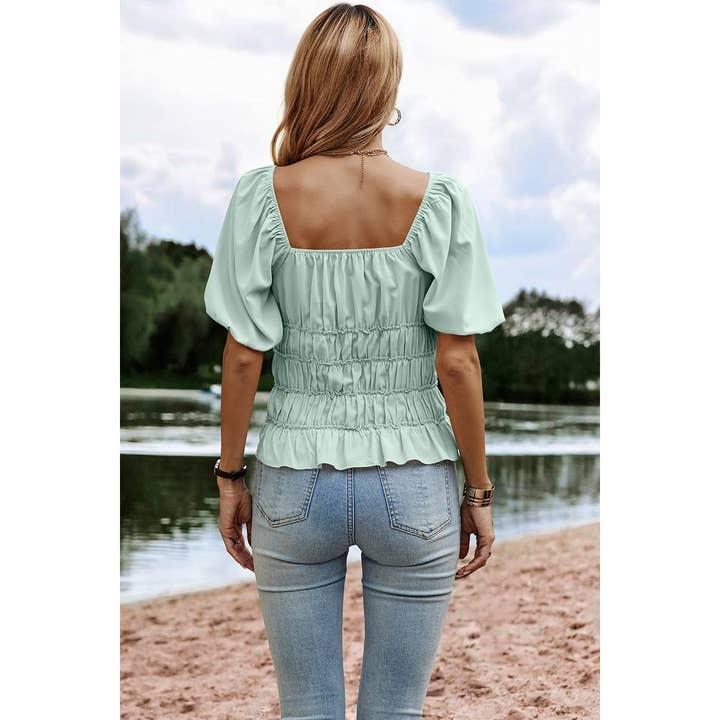 Supreme Fashion – Engroshandel Bluse - Dame – Bluse med firkantet halsudskæring, shirred flæseærmer og peplum i ensfarvet.12