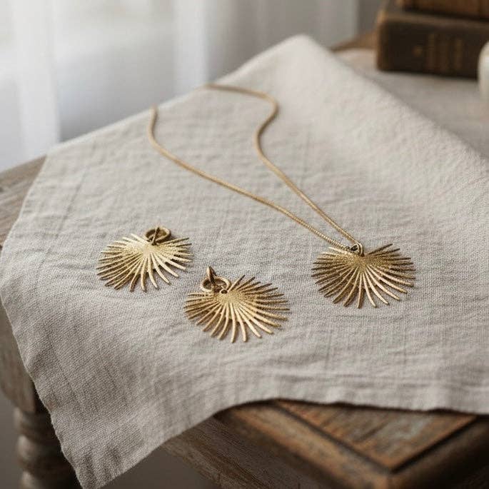 OE! - Wholesale Pendant/Charm Necklace - SACRED BLOOM - Sacred heart necklace in 18-carat gold-plated steel2