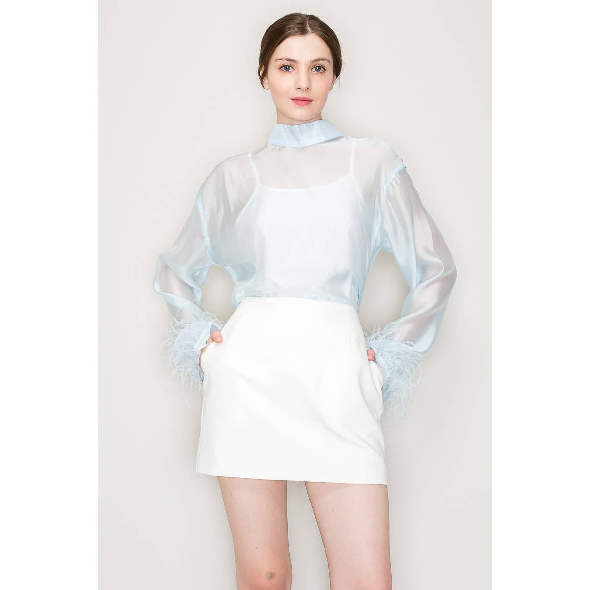 INA - Vente Chemisier – femme - Blouse transparente à manches longues avec col montant et bordure en plumes2