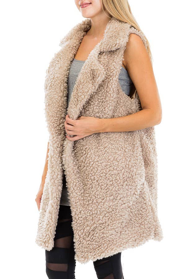 Cap Zone – Großhandel Oberbekleidungsweste – Damen – Halblange Weste aus Satin mit luxuriösem Kunstziegenfell-Futter1