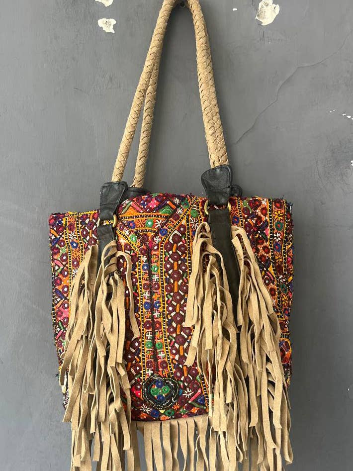 Bolsos hippie Banjara de piel bordada con flecos para venta al por mayor de bhavnas boutique