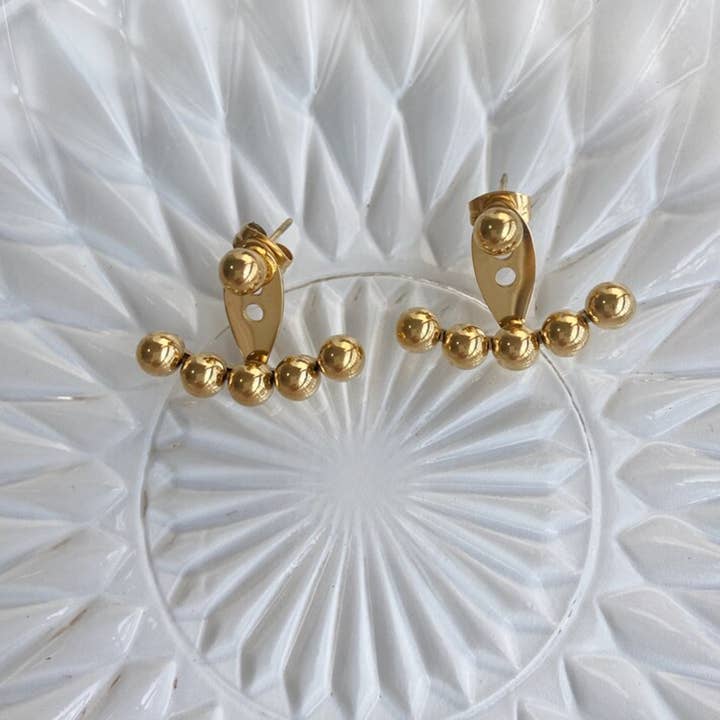 Jaxon - Orecchini rampicanti con perle dorate per la vendita all'ingrosso da parte di MeloMelo