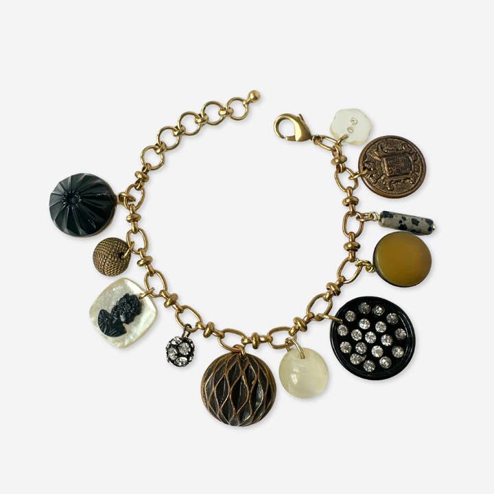 Bracelet à breloques mixtes vintage réutilisé pour la vente par Lulu’s Petals