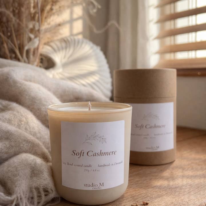 Soft Cashmere - Soy Blend Scented Candle 250 g for wholesale by studio M candles