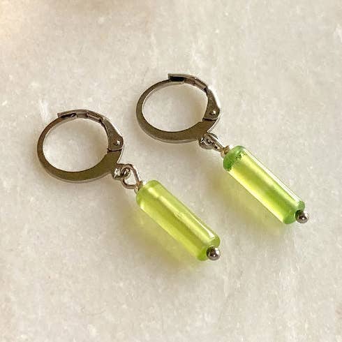 Boucles d'oreilles tubulaires en agate argentée pour la vente par Mystic Jewelry