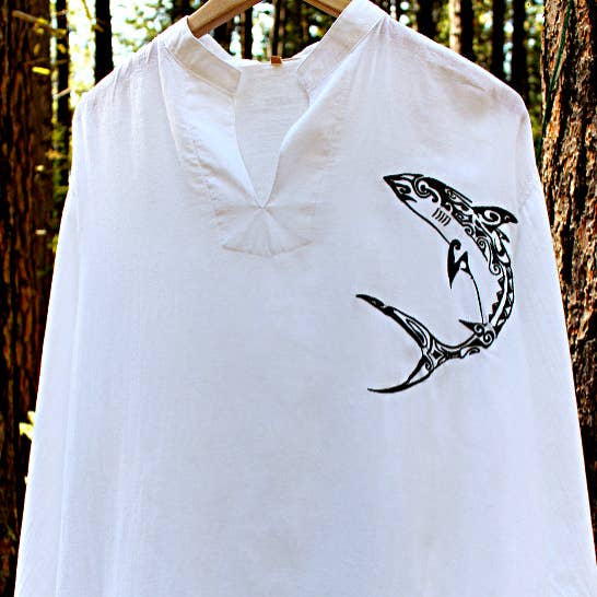 Herreskjorte hvid kinesisk krave langærmet med keltisk hajbroderi/ Strandbryllup/ Yoga/ Renæssance Middelalder for engroshandel hos Atlas Goods By Your Needs Company