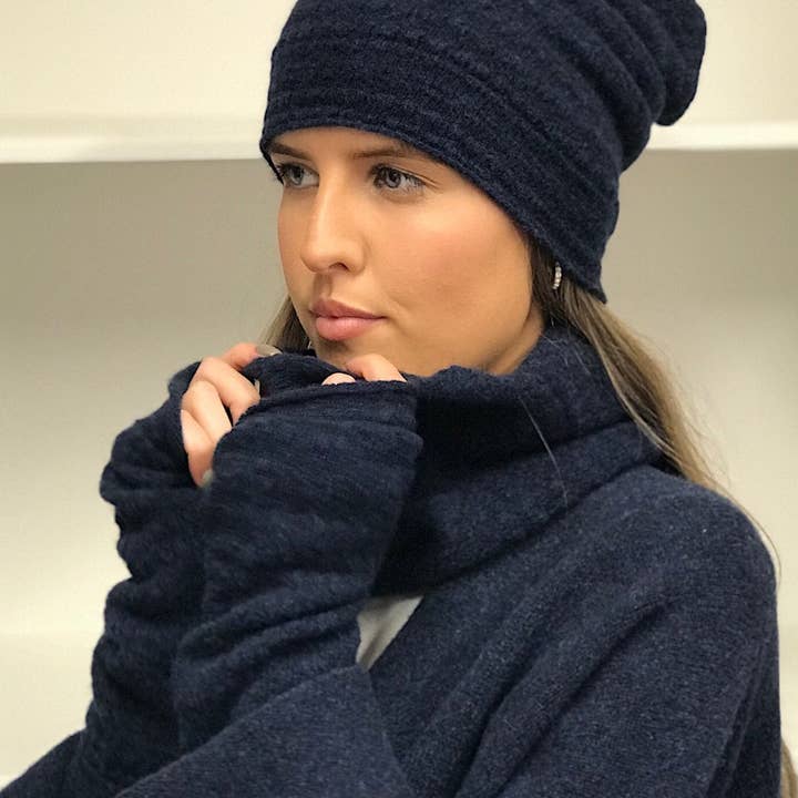 JBK dreiteiliges, gemütliches Strickset in dunklem Nav für den Großhandel von Janet Byrne Knitwear