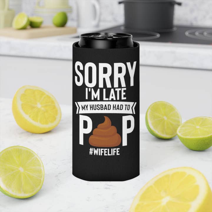 Teegarb LLC - Wholesale Isolators voor dranken/huggers en koozies - Bier Can Cooler Sleeve Novelty Late Mijn man moest poepen Sarcasme Uitspraken Minnaar Hilarische sardonische ironische echtgenoot Catchphrase Lover8