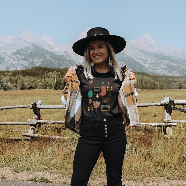 T-shirt unisexe western à manches courtes It's The Little Things pour la vente par Dixie Mae Clothing Co.