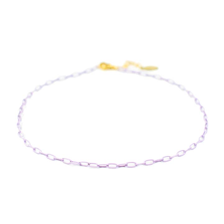 Mini-collier en forme de trombone Game Day en émail lavande pour la vente par Savvy Bling