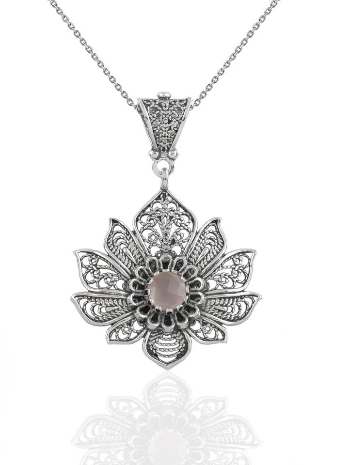 Collier avec pendentif en forme de fleur de lotus en argent sterling avec calcédoine rose et filigrane pour femme pour la vente par Filigranist Jewelry