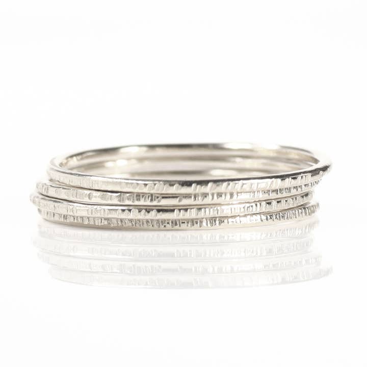Bague texturée en argent sterling avec écorce pour la vente par LAVEY LONDON