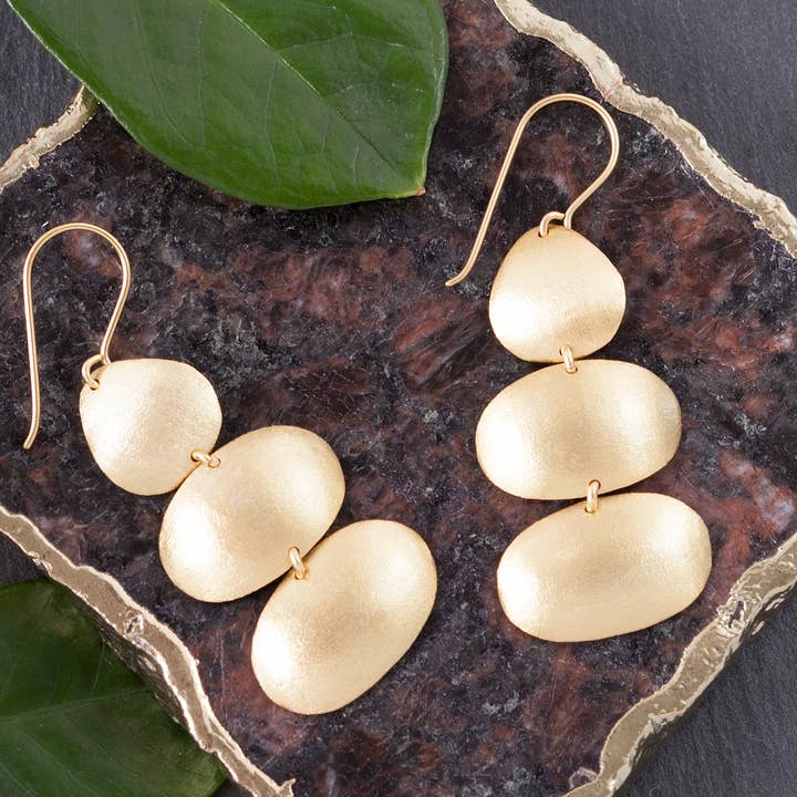 Boucle d'oreille Triple Pod en laiton brossé pour la vente par Baizaar