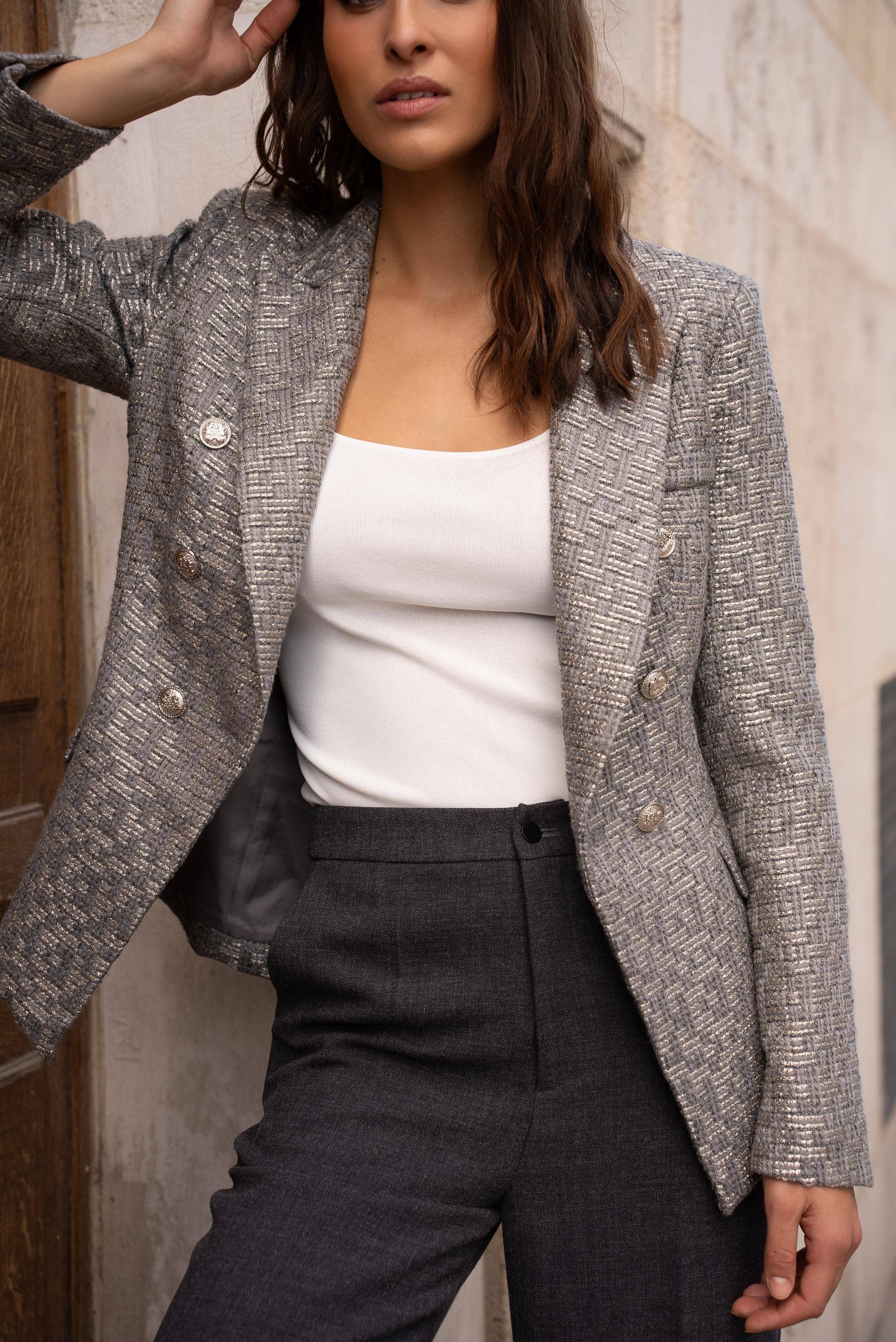 Attentif Paris – Großhandel Blazer – Damen – Schmal geschnittenes Tweed-Blazer-Jackett mit goldenen Streifen15