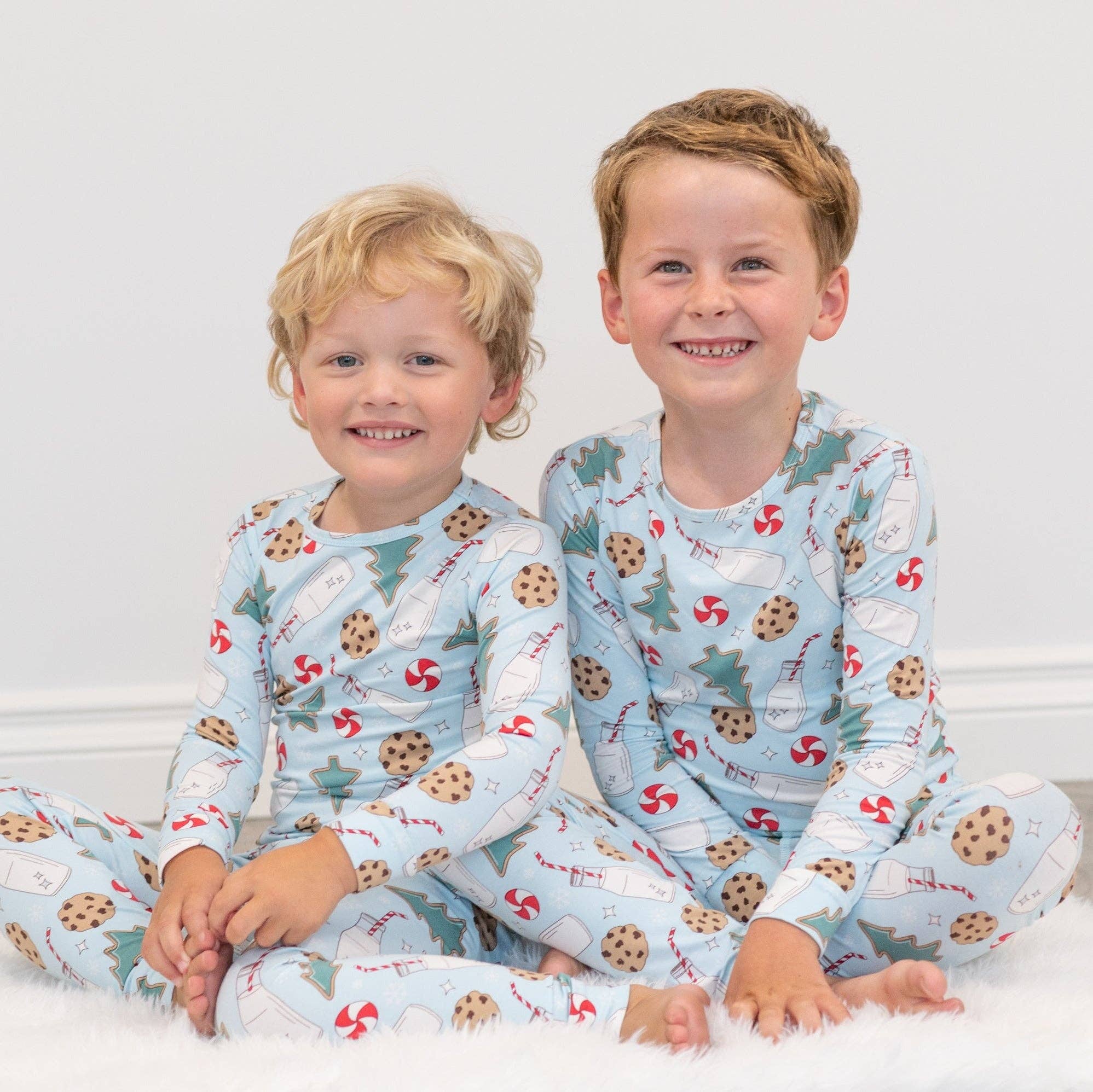 Santa's Keks Blau Blaues Big-Kid-Pyjama mit Weihnachtsmann-Keks-Motiv für den Großhandel auf Faire5