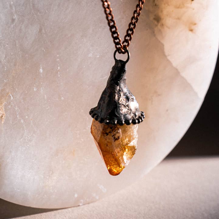 PHOEBE´S – Großhandel Kette mit Anhänger/Charm – Geschichtete Halskette Mystischer Citrin – Energie und Stil in Schichten0