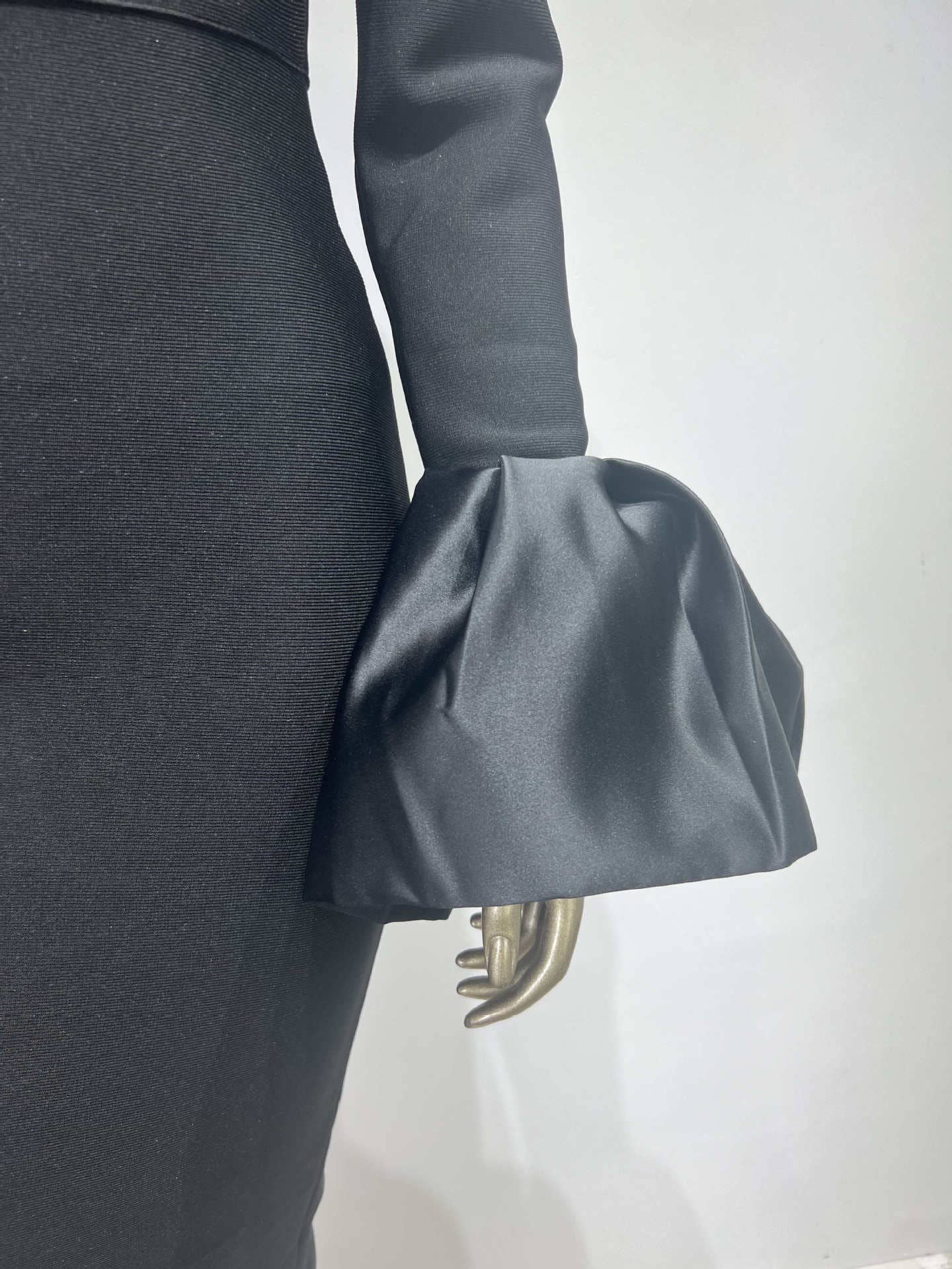 Nero DR073 Abito nero sofisticato con polsini svasati in diamante in vendita all'ingrosso su Faire7