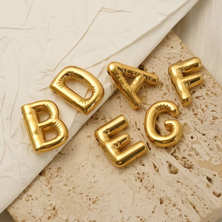 Sødt bogstavvedhæng for engroshandel hos Lyonlee