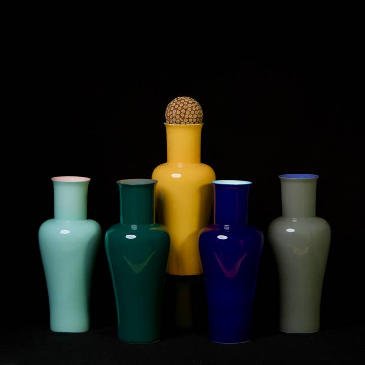 Middelgrote glanzende porseleinen vazen voor wholesale door Middle Kingdom