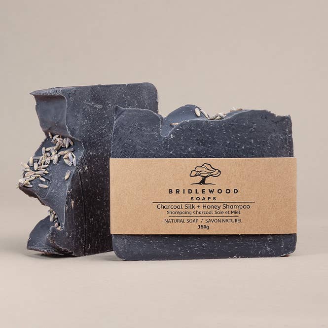 Barre de shampoing Charcoal Silk + Honey pour la vente par Bridlewood Soaps