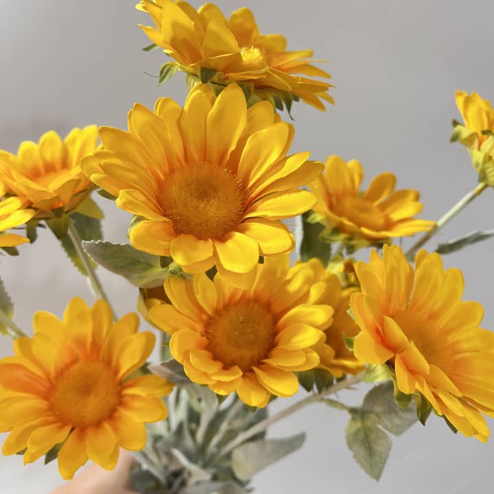 ACNITE Artist Boutique - Venta al por mayor Flores artificiales - Relleno artificial para jarrones de 3 cabezas con forma de girasoles pequeños, de imitación
