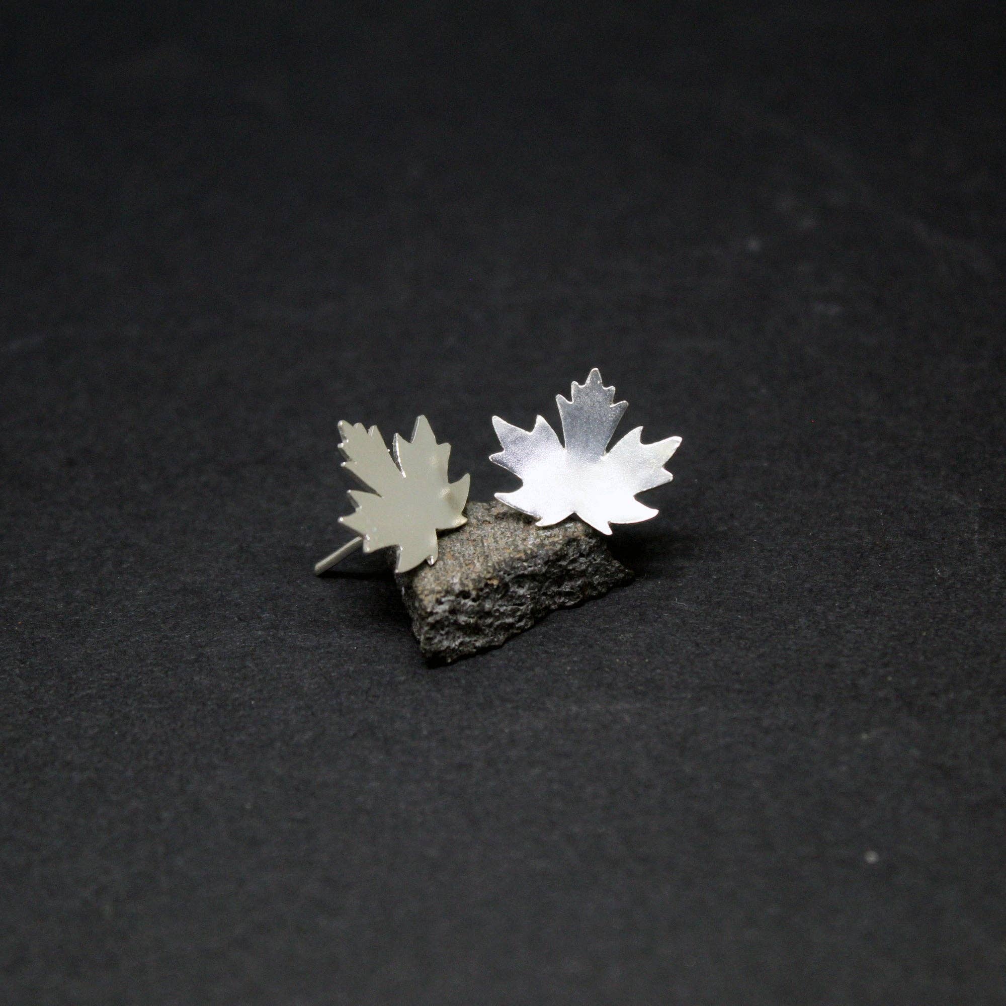 Plataica - Wholesale Stud/Post Earrings - Maple leaf earrings in 925 silver2